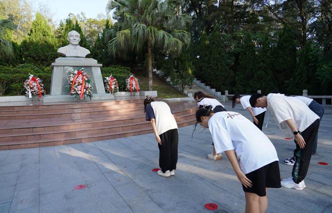 谷文昌陵园鞠躬